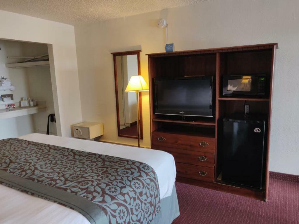 Days Inn By Wyndham San Antonio Lytle Exterior photo